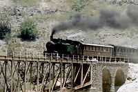 Zur ARTE-Sendung Die Bagdad-Bahn: Aufbruch ins Ungewisse7: Nicht nur lebensfeindliche Wsten waren beim Bau der Eisenbahnstrecke zu berwinden. Die Bagdadbahn erklimmt noch heute Gebirge und fhrt ber tiefe Schluchten.© SWR/Lavafilm GmbHFoto: SWRHonorarfreie Verwendung nur im Zusammenhang mit genannter Sendung und bei folgender Nennung "Bild: Sendeanstalt/Copyright". Andere Verwendungen nur nach vorheriger Absprache: ARTE-Bildredaktion, Tel.: Carine Haggiag +33 3 88 14 21 37 und Silke Wlk +33 3 88 14 22 25, E-Mail: bildredaktion@arte-tv.com