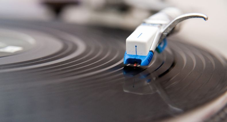Die geliebten Schallplattenklassiker lassen sich ziemlich einfach auf den PC übertragen. Charakteristische Knacker kann man dann herausfiltern - oder digital bewahren.