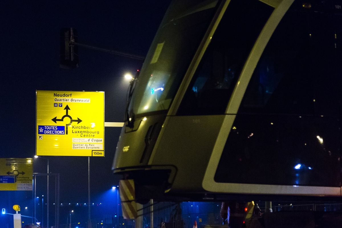 Per Schwertransport erreichen die zwei Straßenbahn-Teilstücke ihren Bestimmungsort in Kirchberg.
