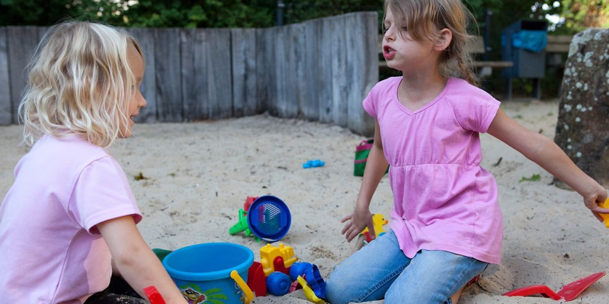 Meist können Kinder ihren Streit selbst beilegen - etwa, wenn es um ein Spielzeug geht.