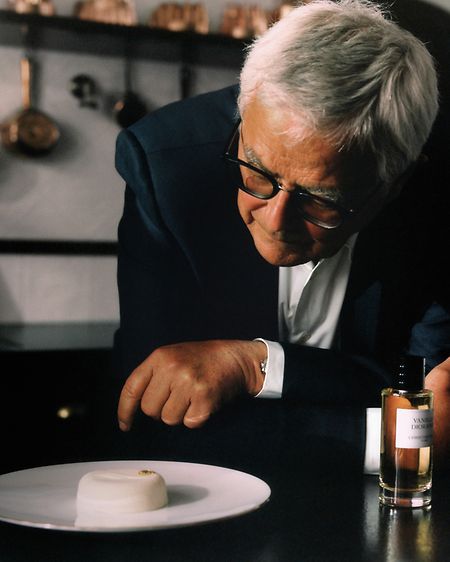 Dior-Parfümeur François Demachy nimmt das Dessert-Kunstwerk unter die Lupe.
