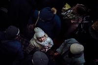 dpatopbilder - ARCHIV - 23.11.2022, Ukraine, Kherson: Ein Mädchen steht in einer Schlange am Bahnhof, bevor es den Evakuierungszug besteigt. Obwohl die ukrainischen Truppen die südliche Stadt Cherson befreit haben, beschloss die Regierung, die Einwohner per Zug und Bus in andere Städte zu evakuieren. Foto: Ashley Chan/SOPA Images via ZUMA Press Wire/dpa +++ dpa-Bildfunk +++
