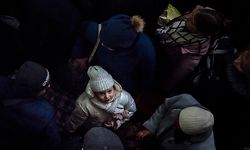dpatopbilder - ARCHIV - 23.11.2022, Ukraine, Kherson: Ein Mädchen steht in einer Schlange am Bahnhof, bevor es den Evakuierungszug besteigt. Obwohl die ukrainischen Truppen die südliche Stadt Cherson befreit haben, beschloss die Regierung, die Einwohner per Zug und Bus in andere Städte zu evakuieren. Foto: Ashley Chan/SOPA Images via ZUMA Press Wire/dpa +++ dpa-Bildfunk +++