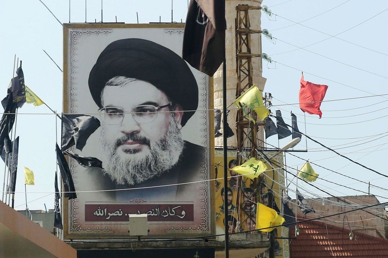 Ein überlebensgroßes Portrait des Hisbollah-Führers Hasan Nasrallah im libanesischen Adshit.