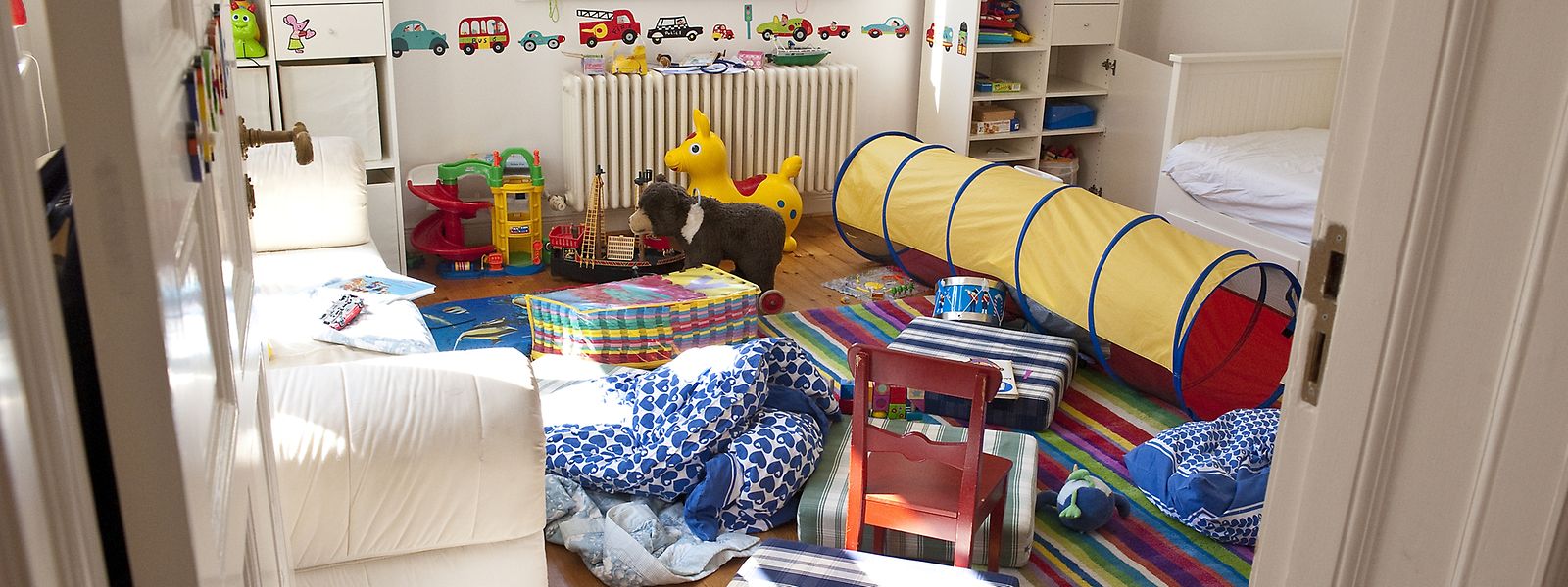 Unordnung im Kinderzimmer lässt sich oft bereits in einer Viertelstunde beheben - es dauert meist länger den inneren Schweinehund zu überwinden. 