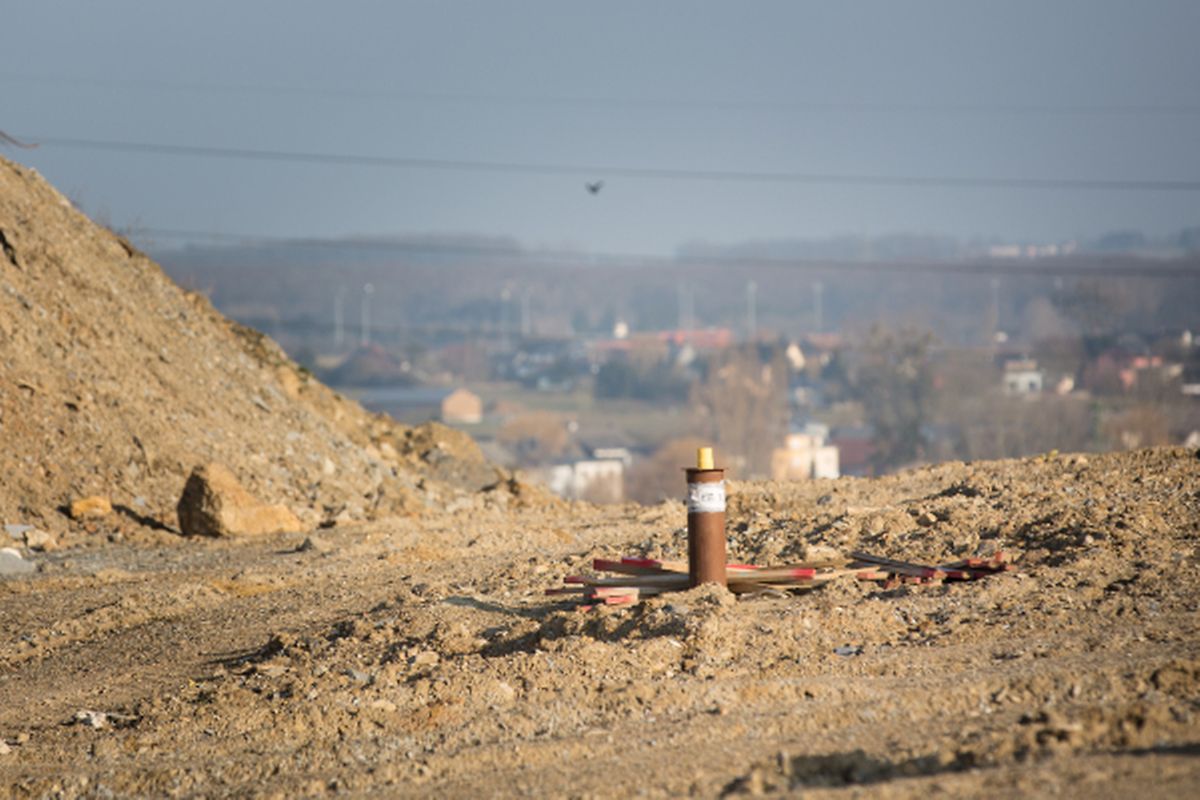 Hier haben Arbeiter im Auftrag der Expertenbüros eine Bohrung durchgeführt.