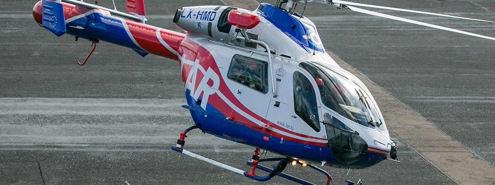 Ein Hubschrauber der LAR brachte den Notarzt zum Unfallort.