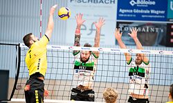 Boris Milosevic (Strassen l.) gegen Matthias Cloot (Esch m.) und Maxime Hoffmann (Esch r.) / Volleyball, Novotel Ligue, Strassen - Esch / 20.03.2021 / Strassen / Foto: Christian Kemp