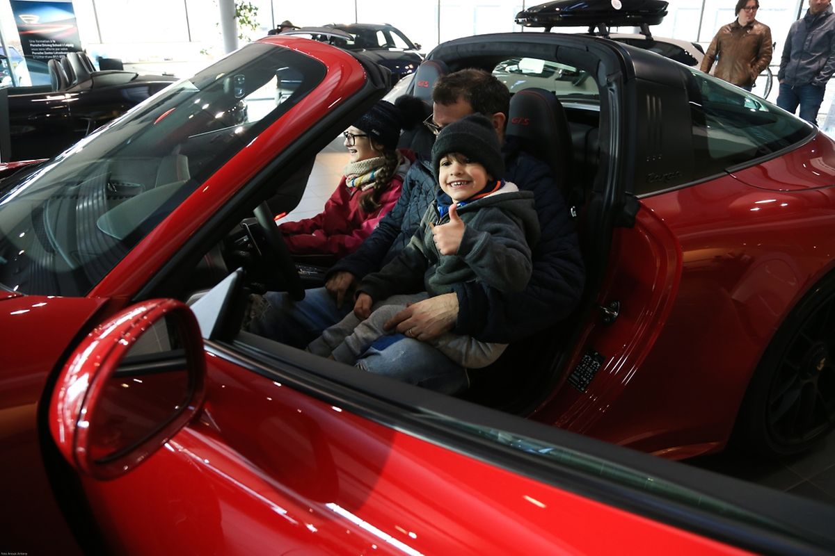Daumen hoch: Das Cabrio wurde von diesem kleinen Kunden für gut befunden. 