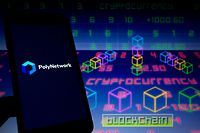 ILLUSTRATION - 11.08.2021, Paraguay, Asunción: Das Logo der Plattform Poly Network wird auf einem Smartphone mit dem Wort «Cryptocurrency» im Hintergrund und einer visuellen Darstellung von Blockchain und Zahlen angezeigt. Der Hacker, der offenbar hinter einem der bisher größten Kryptowährungsdiebstähle steckt, hat fast die Hälfte der gestohlenen 600 Millionen Dollar (510 Mio Euro) zurückgegeben. (zu dpa «Hacker überweist gestohlene Kryptowährungen teilweise zurück») Foto: Andre M. Chang/ZUMA Press Wire/dpa +++ dpa-Bildfunk +++