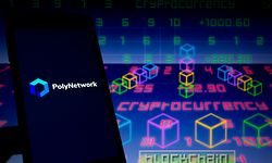 ILLUSTRATION - 11.08.2021, Paraguay, Asunción: Das Logo der Plattform Poly Network wird auf einem Smartphone mit dem Wort «Cryptocurrency» im Hintergrund und einer visuellen Darstellung von Blockchain und Zahlen angezeigt. Der Hacker, der offenbar hinter einem der bisher größten Kryptowährungsdiebstähle steckt, hat fast die Hälfte der gestohlenen 600 Millionen Dollar (510 Mio Euro) zurückgegeben. (zu dpa «Hacker überweist gestohlene Kryptowährungen teilweise zurück») Foto: Andre M. Chang/ZUMA Press Wire/dpa +++ dpa-Bildfunk +++
