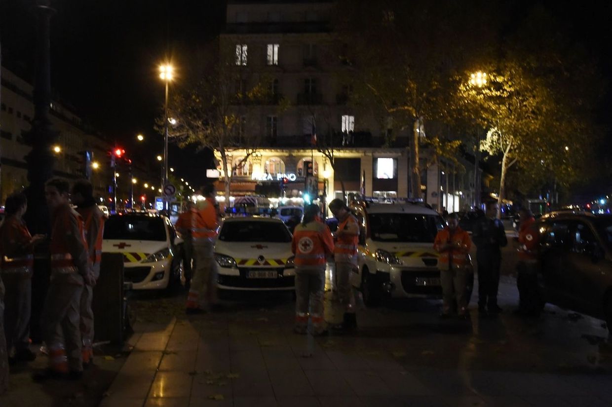 Polizei und Rettungskräfte an einem der Schießerei-Orte im 10. Arrondissement von Paris.