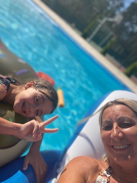 Fernanda Batalau e a filha Matilde a banhos no Algarve.