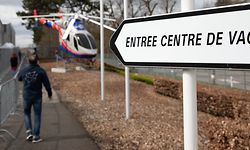 Lokales, Visite du Centre de Vaccination Luxembourg Air Rescue, Xavier Bettel, Romain Schneider, Luc Feller, Foto: Chris Karaba/Luxemburger Wort