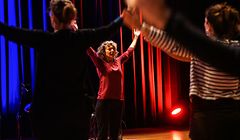 Sabine Tonnar leitet den Yoga- Teil des Konzerts.