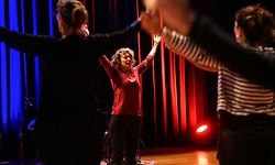 Sabine Tonnar leitet den Yoga- Teil des Konzerts.