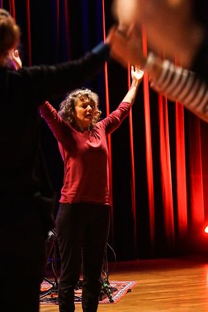 Sabine Tonnar leitet den Yoga- Teil des Konzerts.