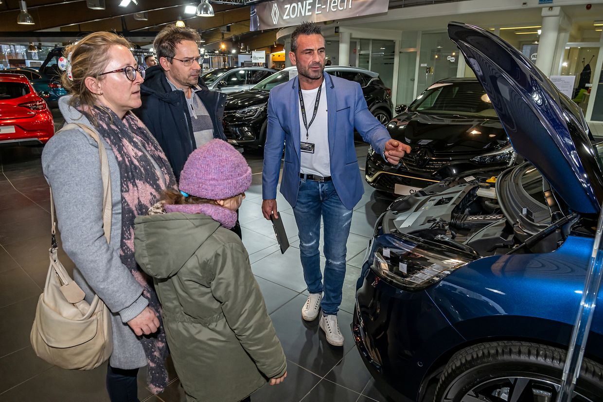 Kunden informieren sich im Autohaus Renault Cloche d'or bei einem Berater.