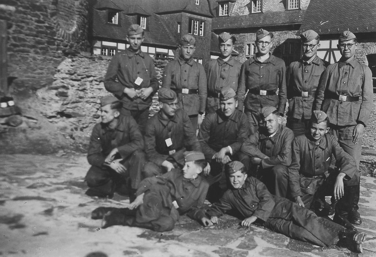 Alunos do quarto ano do Liceu Clássico de Echternach, na altura da greve nacional das escolas de 1942.
