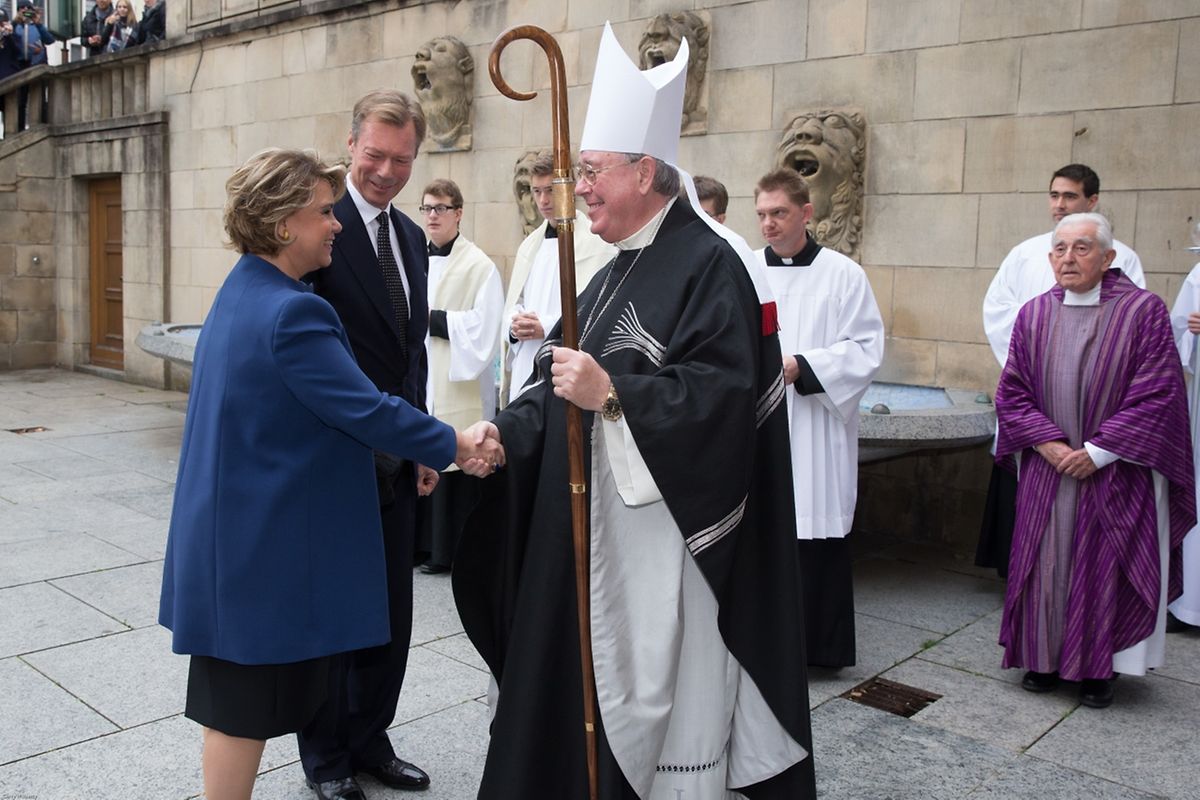 Erzbischof Jean-Claude Hollerich empfing die Mitglieder der großherzoglichen Familie vor der Krypta der Kathedrale.
