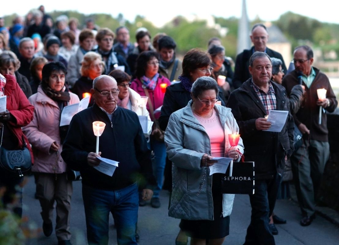 Lichterprozession von St-Michel Kirche zur Kathedrale.  
