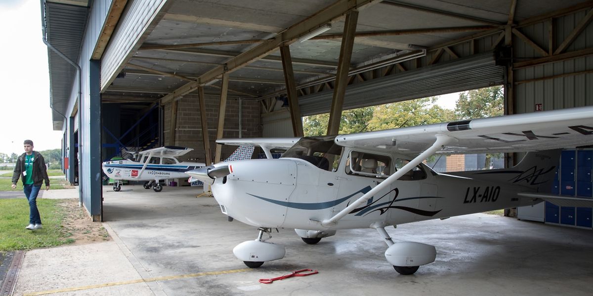 In den Hangars befindet sich unter anderem die Flugschule des "Aéro-Sport". 