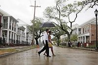 Barack und Michelle Obama besuchen bei strömendem Regen eines der Bauprojekte in New Orleans.