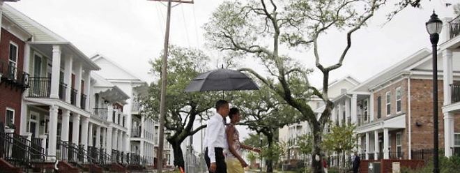Barack und Michelle Obama besuchen bei strömendem Regen eines der Bauprojekte in New Orleans.