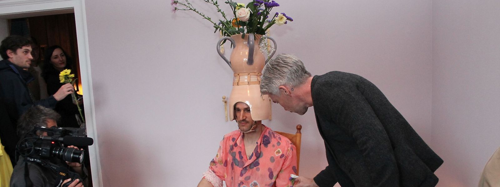 L'artiste Mike Bourscheid sait surprendre comme ici lors de sa performance lors de l'inauguration, jeudi, du pavillon luxembourgeois.