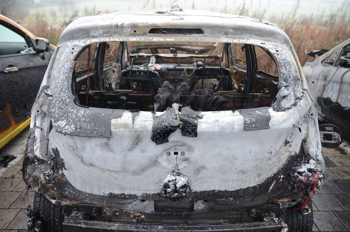 Zwei Autos brannten vollständig aus, zwei weitere wurden schwer beschädigt und sind als Totalschaden anzusehen.