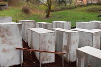 24 solcher Betonstelen hat die Künstlergruppe in Björn Höckes Wohnort aufgestellt. 