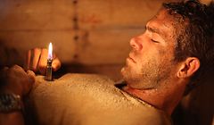 Paul (Ryan Reynolds) hat nur einen Zippo und ein Mobiltelefon, um aus seinem Holzsarg zu entkommen.