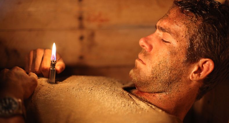 Paul (Ryan Reynolds) hat nur einen Zippo und ein Mobiltelefon, um aus seinem Holzsarg zu entkommen.