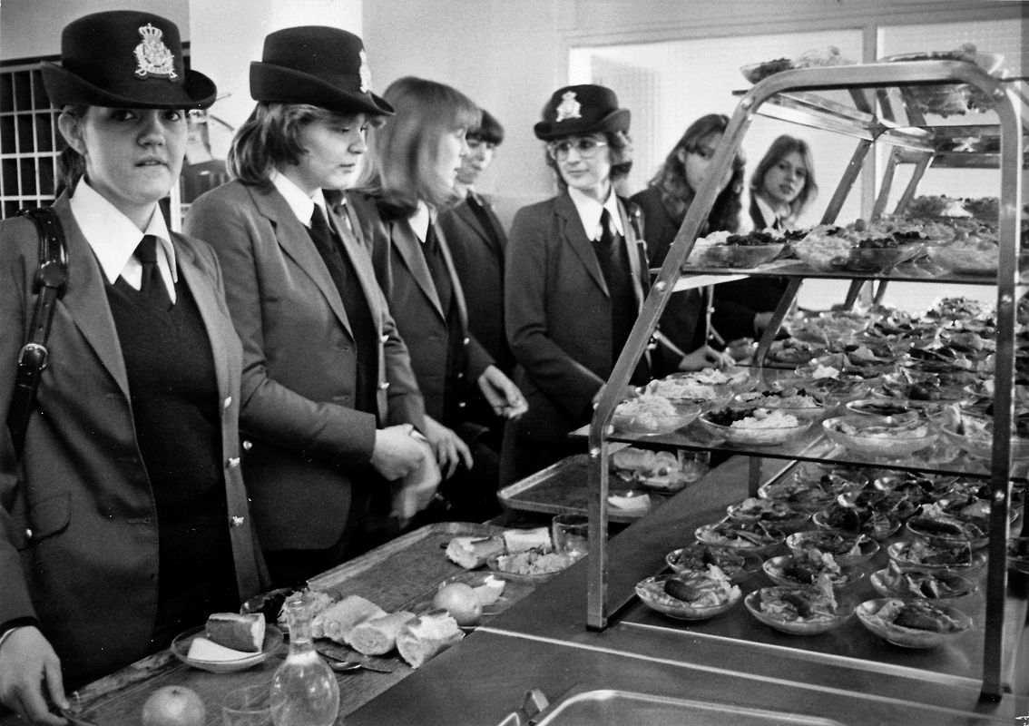 Am 10. Februar 1980 bekamen die Polizeischülerin bei ihrer Ausbildung in Reims Besuch von Politik und Presse.