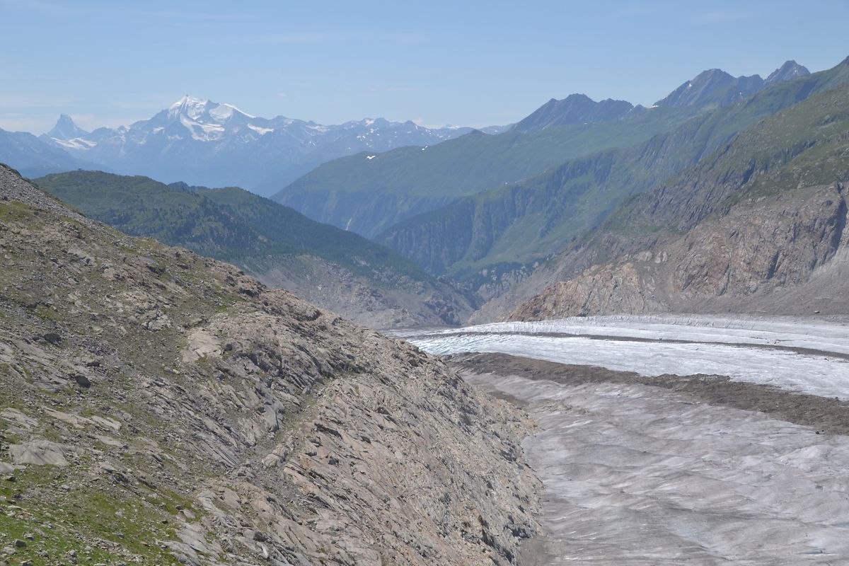 So sieht Gletscherschwund aus: die glatten Felsen waren vor einigen Jahrzehnten noch von Eis bedeckt. Im Hintergrund links erkennt man das Matterhorn.
