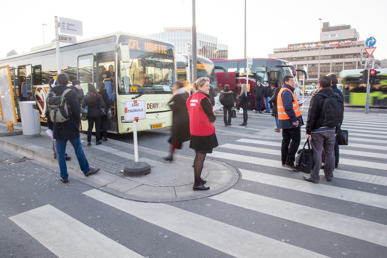 Les frontaliers tentent de trouver un moyen pour rentrer chez eux mardi soir.