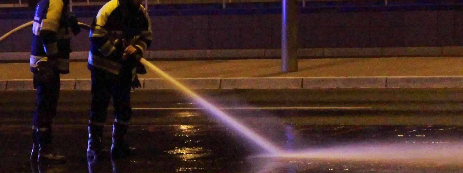 Die Feuerwehr reinigte den Vorplatz der Philharmonie - nach Angaben der Verteidigung geschah das unsachgemäß.