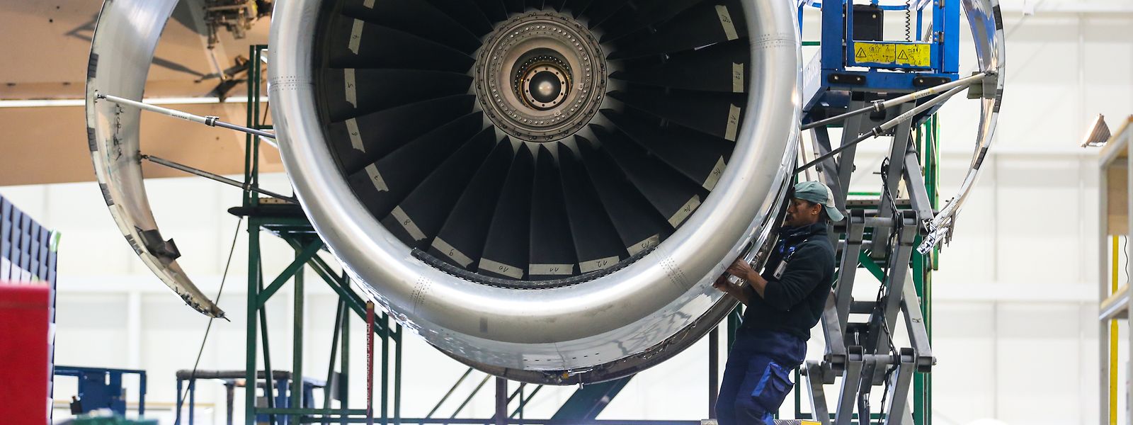 Ein Flugzeugmechaniker arbeitet an einer Cargolux-Maschine. Für die Unternehmen im Land wird es immer schwerer, Personal zu finden.