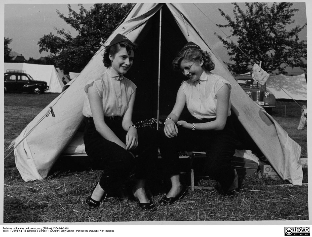 Deux femmes sont assises à l'extérieur d'une tente à Berdorf. Date inconnue. .