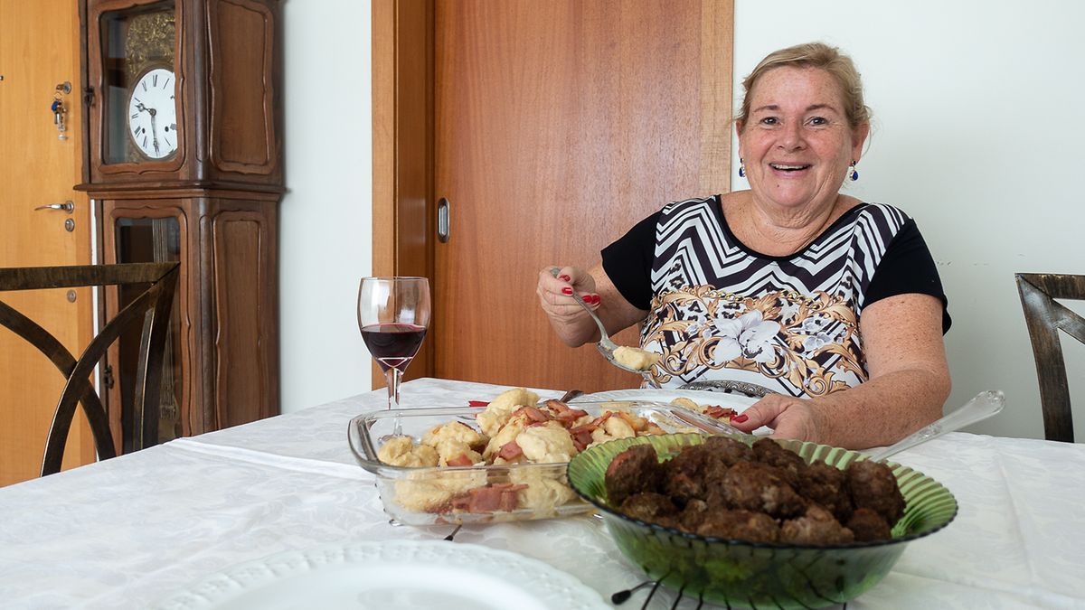 Corine Grosch-Diederich serve o almoço em Belo Horizonte. Há fleeschbäll e kniddelen mat speck.