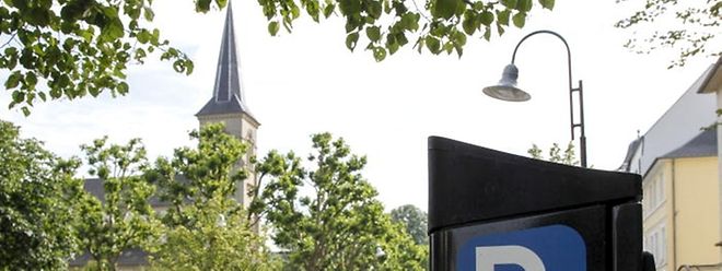 Nicht überall muss bezahlt werden. Auf dem Platz vor der Kirche darf auch in Zukunft gratis geparkt werden. 