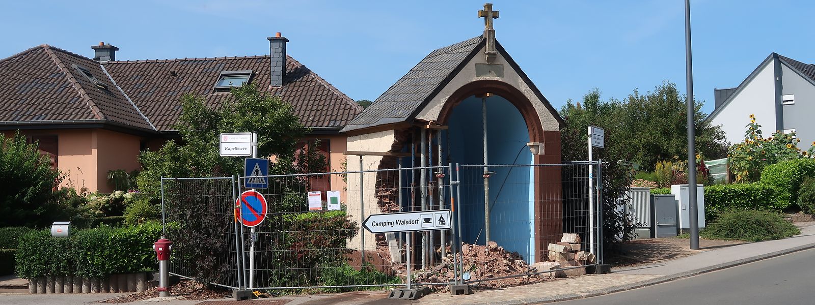 Wiederaufbau statt Abriss: Nachdem die Wegkapelle am Rande der Hauptstraße in Fouhren durch einen Verkehrsunfall beschädigt wurde, laufen derzeit die Wiederaufbauarbeiten.