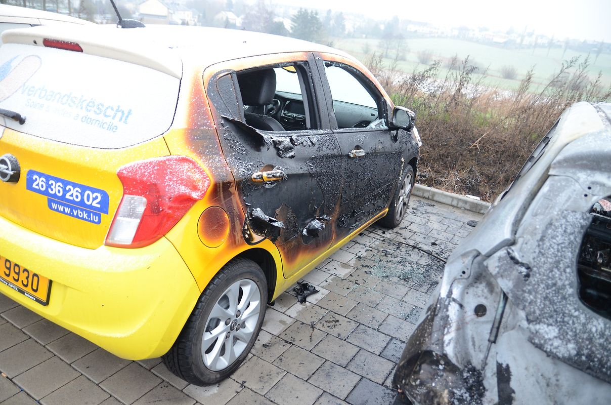 Zwei Autos brannten vollständig aus, zwei weitere wurden schwer beschädigt und sind als Totalschaden anzusehen.