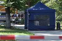 23.08.2019, Berlin: Beamte der Spurensicherung sichern in einem Faltpavillon Spuren am Tatort. Gut drei Monate nach dem Mord an einem Tschetschenen in Berlin will der Generalbundesanwalt die Ermittlungen an sich ziehen. (zu "Bundesanwaltschaft will Ermittlungen nach Mord an Georgier übernehmen") Foto: Paul Zinken/dpa +++ dpa-Bildfunk +++
