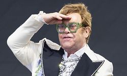 ARCHIV - 24.06.2022, Großbritannien, London: Elton John, Musiker, Komponist und Sänger, tritt live auf der Bühne des BST Hyde Park Festivals auf. Elton Johns Abschiedstournee «Farewell Yellow Brick Road» ist für den Popstar jetzt schon ein Riesenerfolg. Die Tour soll bereits über 800 Millionen US-Dollar eingespielt haben (zu dpa "Riesenerfolg für Elton Johns Abschiedstournee"). Foto: Suzan Moore/PA Wire/dpa +++ dpa-Bildfunk +++