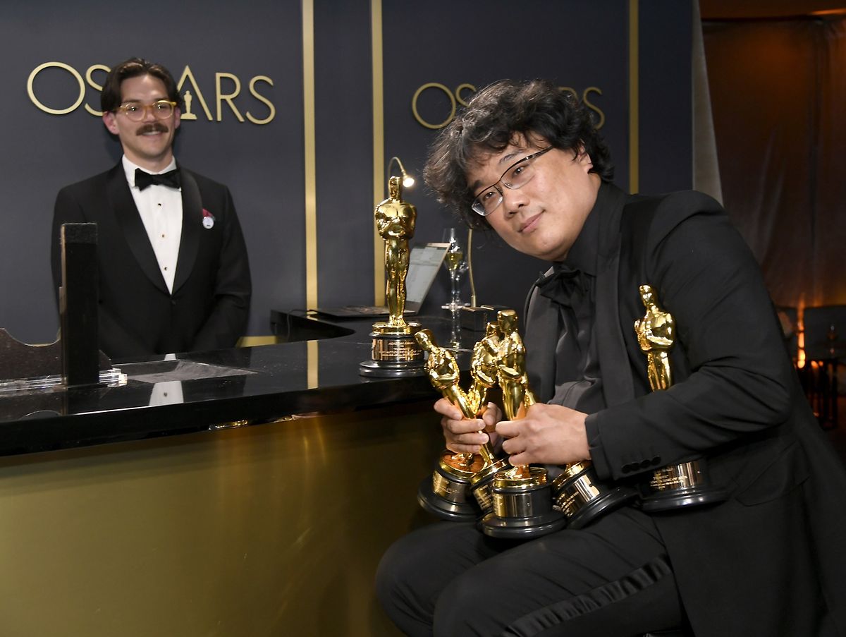 Regisseur Bong Joon-Ho mit seinen vier Oscars, die sein Film bei der 92. Oscar-Verleihung gewonnen hat.