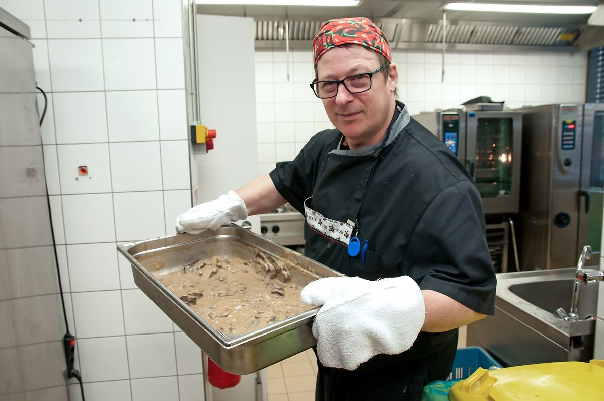 Thilo Umbach, chef-cuisinier au restaurant social de Hollerich: «16 personnes font partie de l'équipe en cuisine et nous devons au moins être 9 pour que tout fonctionne. Le but est de permettre à ces personnes de revenir sur le premier marché de l'emploi».