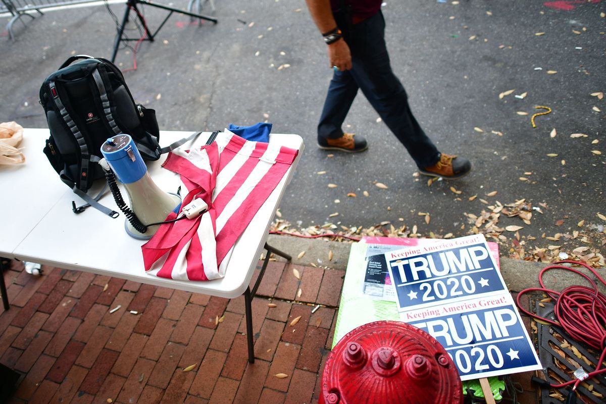 Ein Trump-Unterstützer vor einem Wahllokal in Philadelphia. In Pennsylvania wurden am Dienstag immer noch Stimmen ausgezählt.  