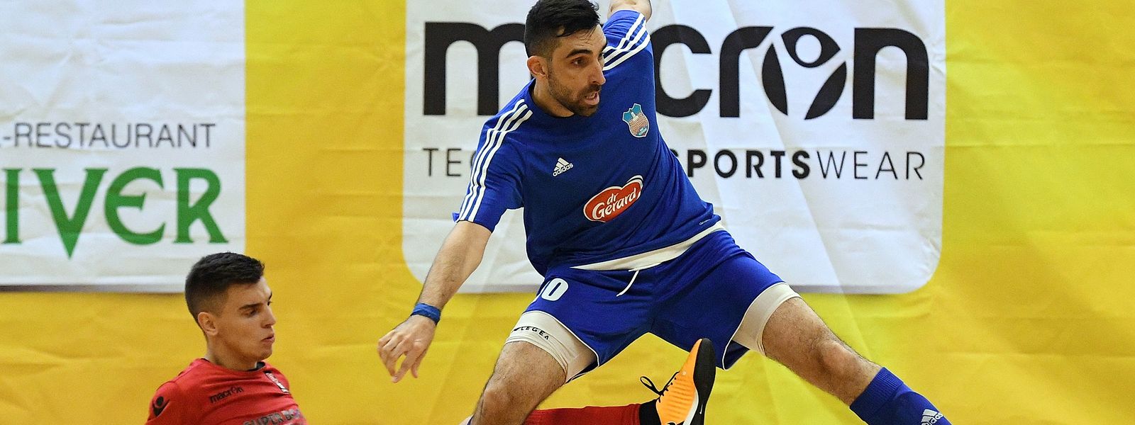 Formação montenegrina do Titograd (de azul) bateu o campeão luxemburguês que cometeu erros que comprometeram o resultado. 