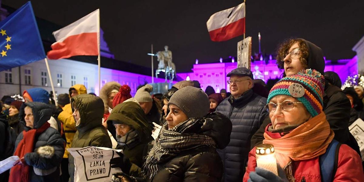 Protestations devant le palais présidentiel à Varsovie.